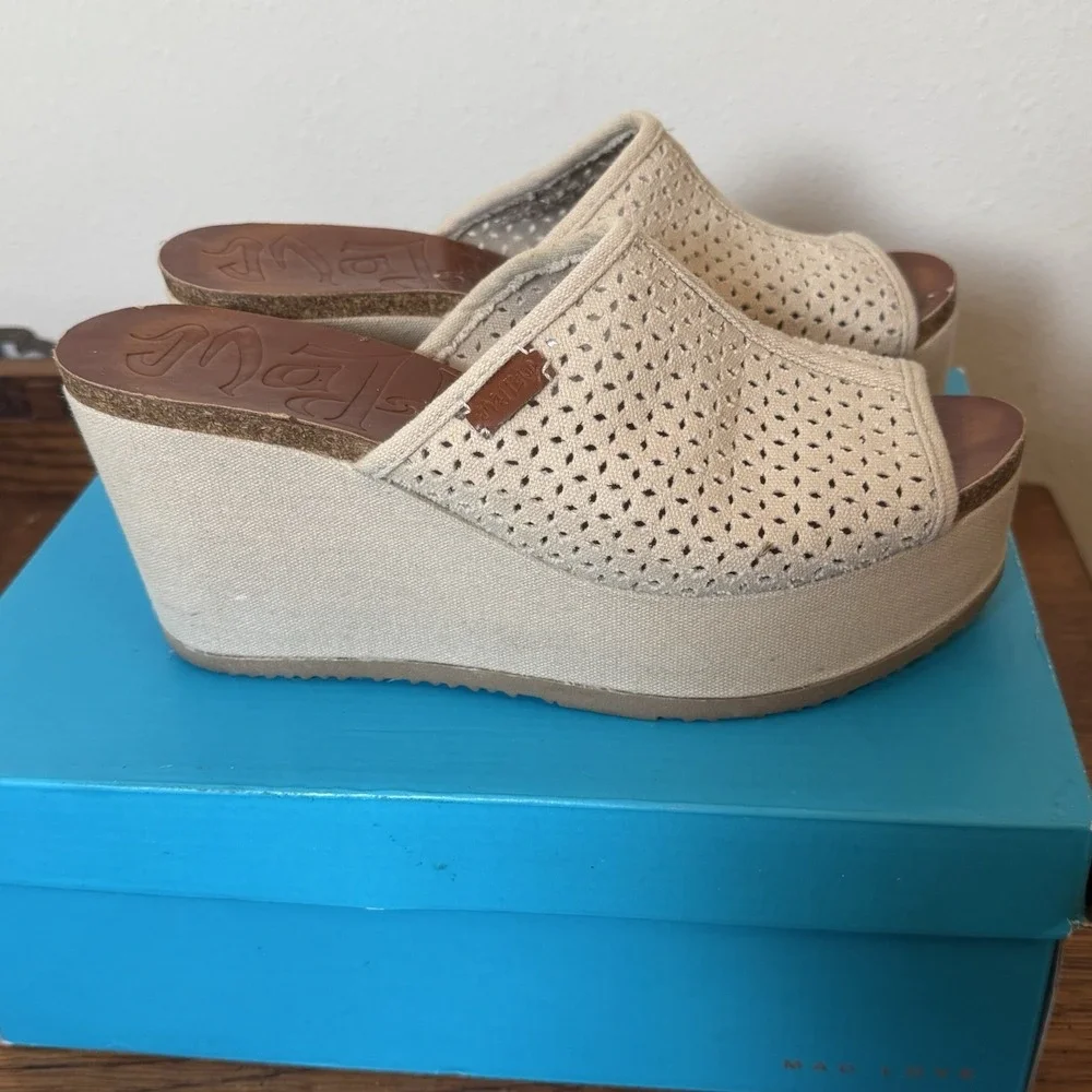 Mad Love Marian Ivory Wedge Sandals Size 8 Platform Peep Toe Slip-On